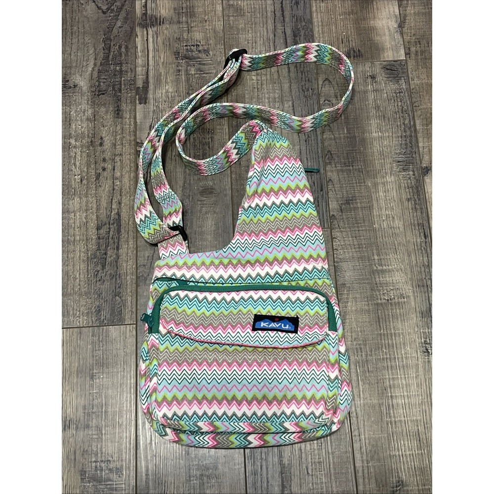 KAVU Crossbody Bag Purse Zig Zag Chevron Adjustable Strap Multiple Pockets
